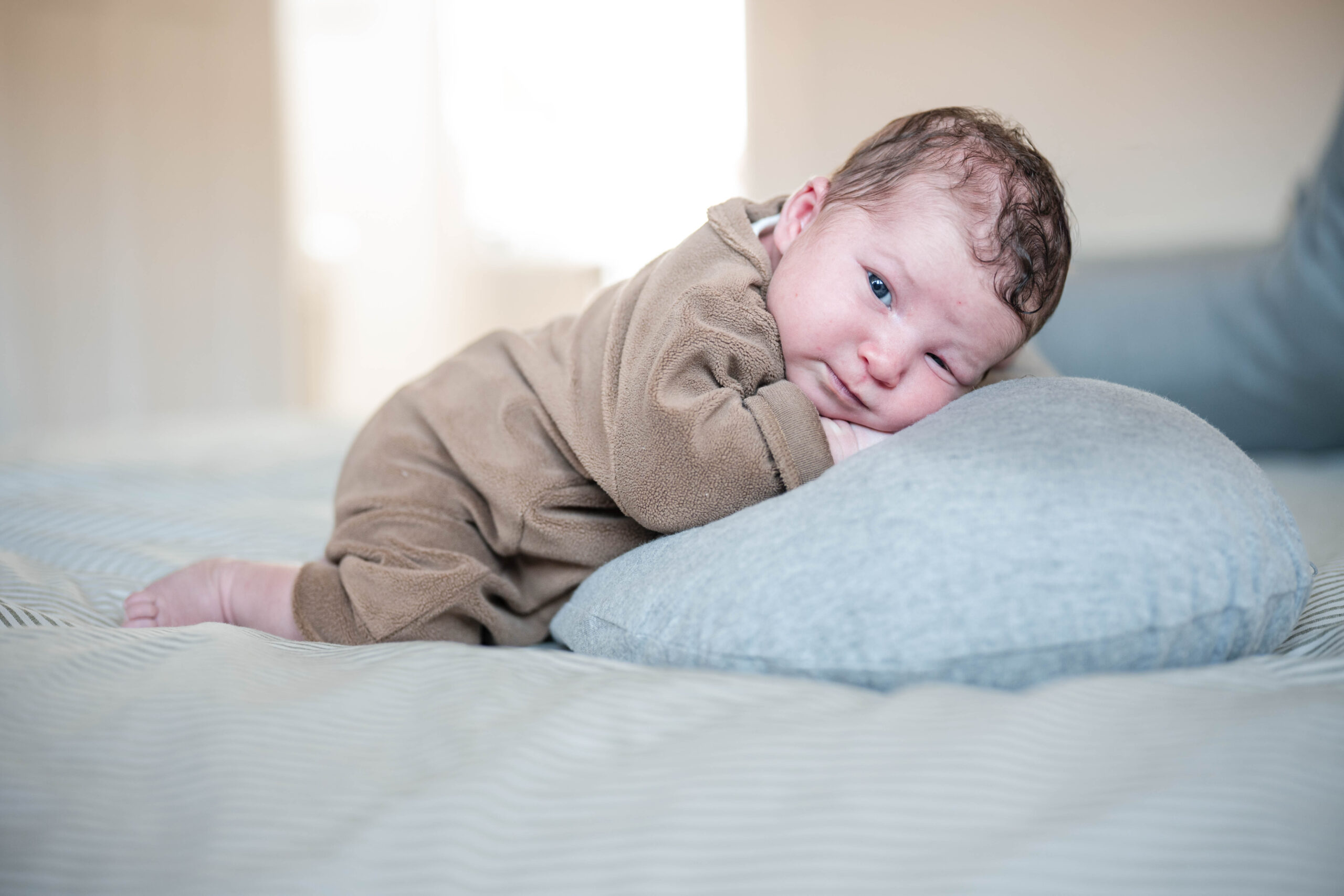 newborn shoot fotografie Den Haag kussen baby