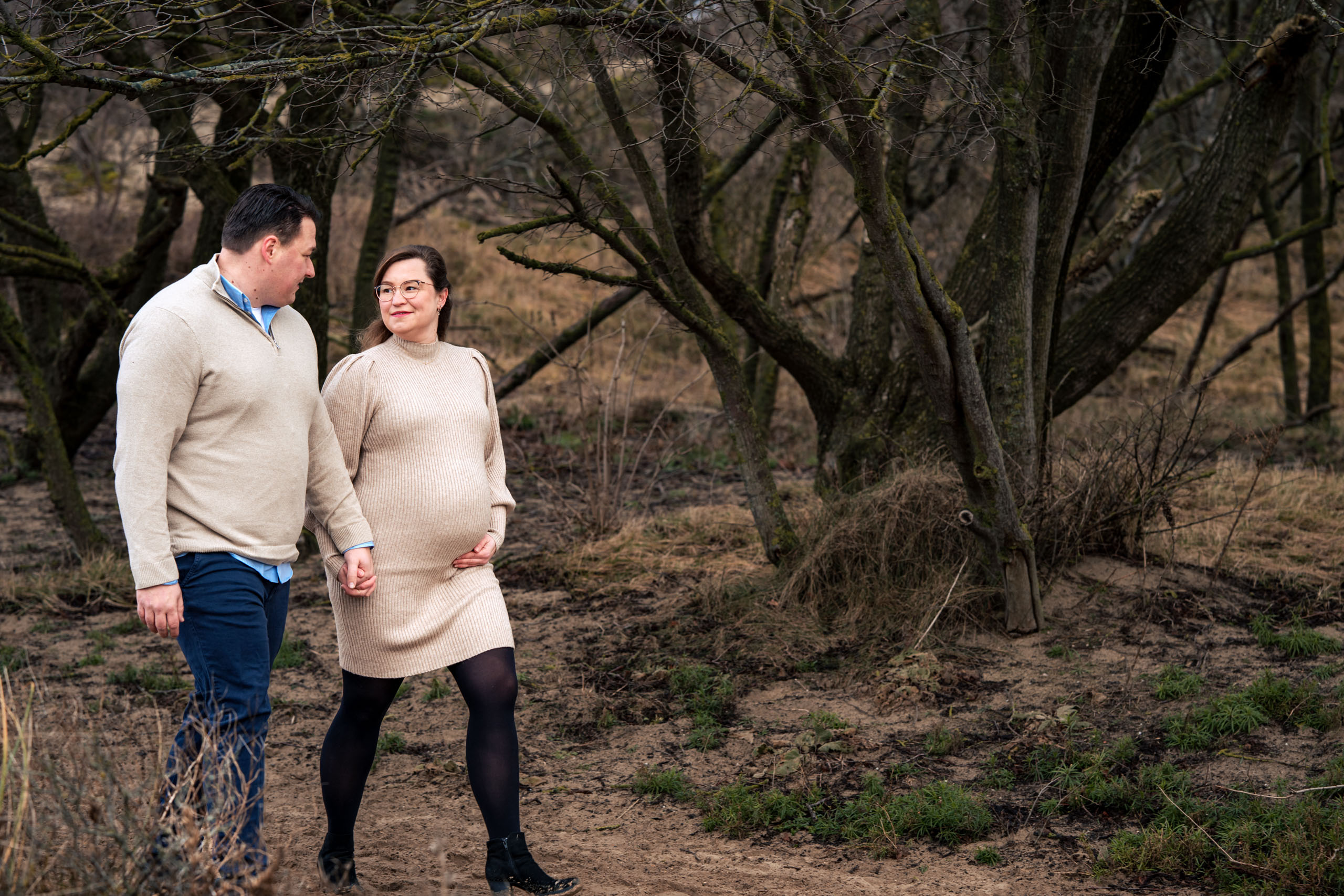 wandelen fotoshoot zwangerschap in de duinen bij kijkduin